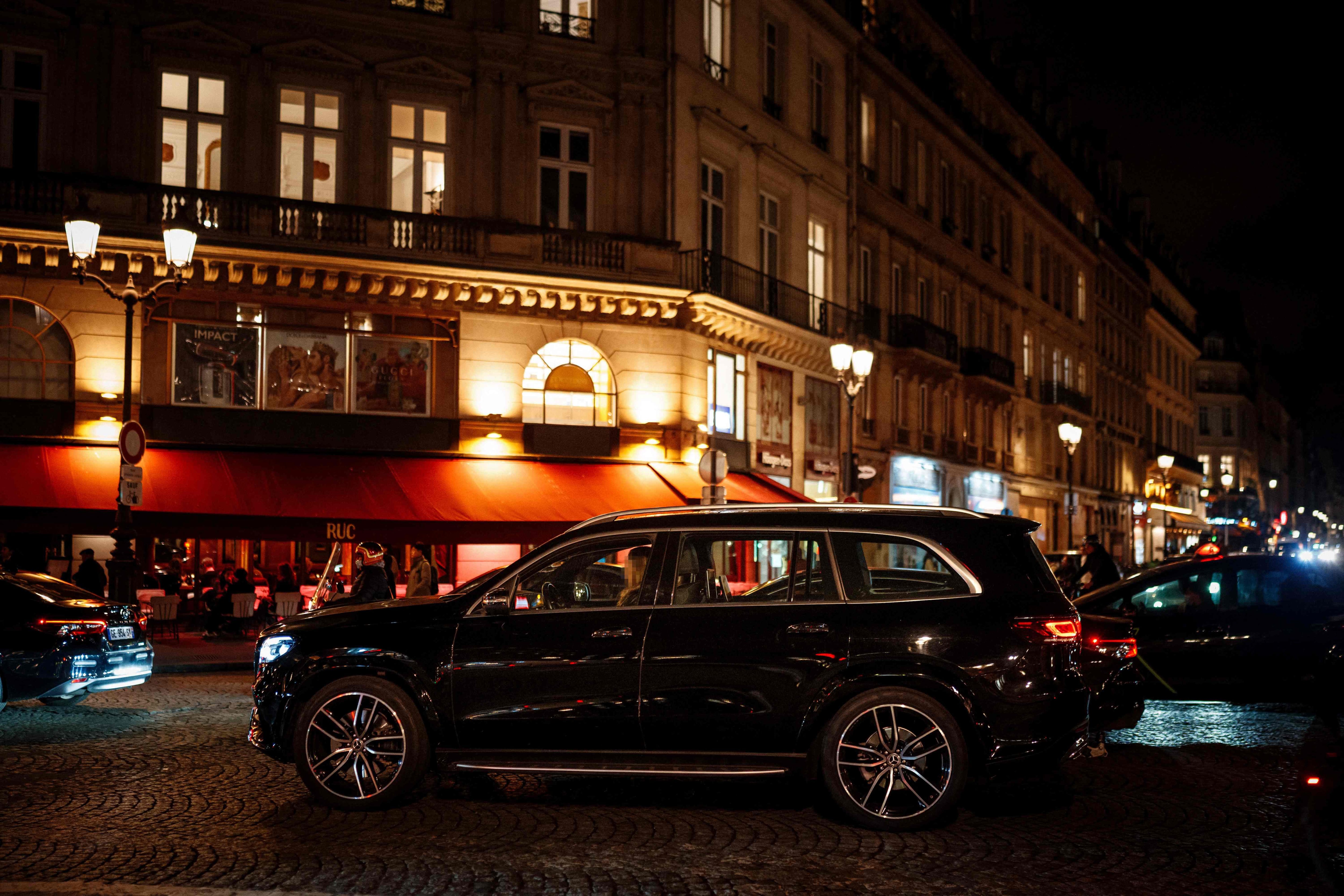 Un automóvil circula por el centro de la ciudad de París el 1 de febrero de 2024 días antes de la votación del 4 de febrero que triplicó la tarifa de estacionamiento especial para los automóviles y SUV más pesados ​​y contaminantes. 