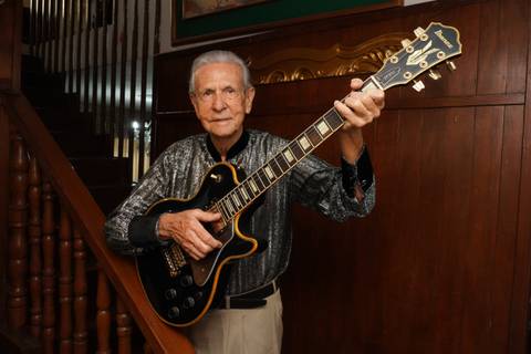 A sus 82 años, José Castillo Celi le canta a la vida y al amor en su primer disco