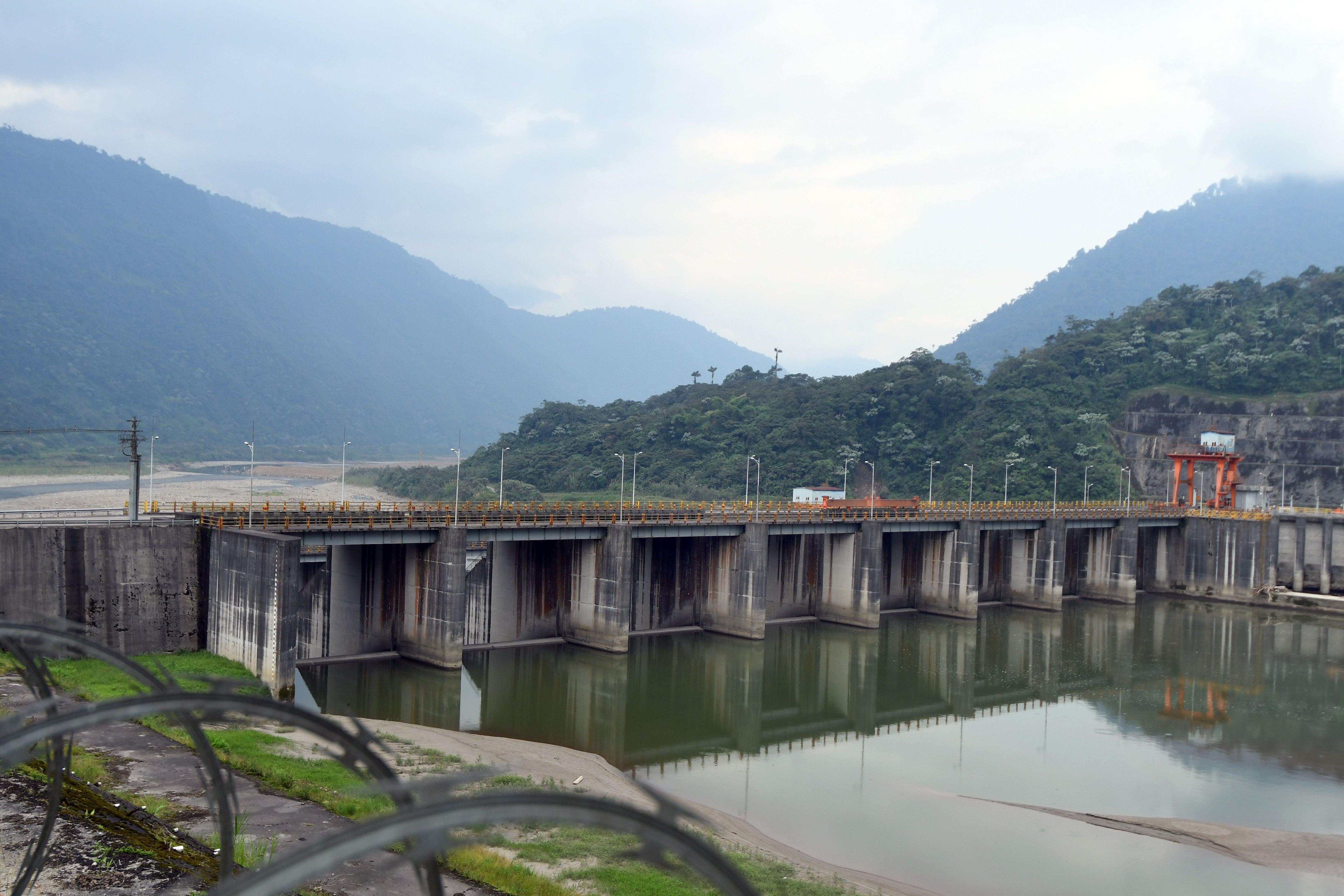 Infraestructura en riesgo, demanda arbitral a Sinohydro y una negociación con China que se diluye, los principales desafíos que acarrea Coca Codo Sinclair