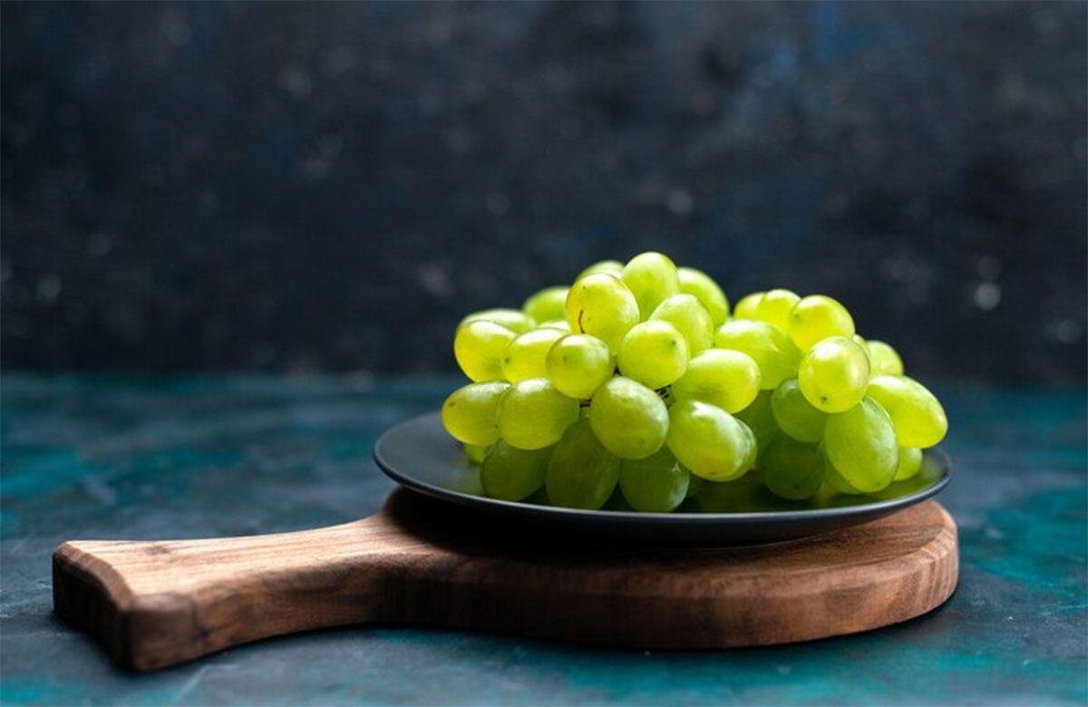 Las uvas verdes contienen catequinas y resveratrol, dos potentes antioxidantes que protegen contra los radicales libres y diferentes enfermedades. Foto: Freepik.