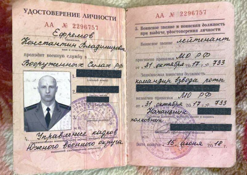 KONSTANTIN YEFREMOV Konstantin Yefremov mostró a la BBC su documento de identificación en el ejército ruso.