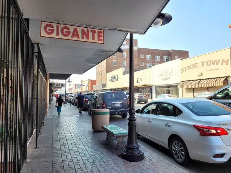 Las calles del centro de Brownsville muestran carteles en español e inglés. Analía Llorente