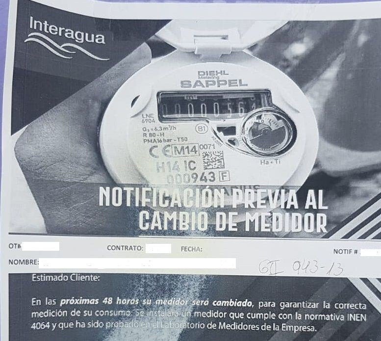 Una de las notificaciones sobre el cambio del medidor que Interagua dejó en zonas del norte de Guayaquil. Hay usuarios que se quejan porque les notifican del cambio 48 horas antes. La vocera de la  concesionaria dice que les comunican por lo menos 15 días antes.  Foto: Cortesía