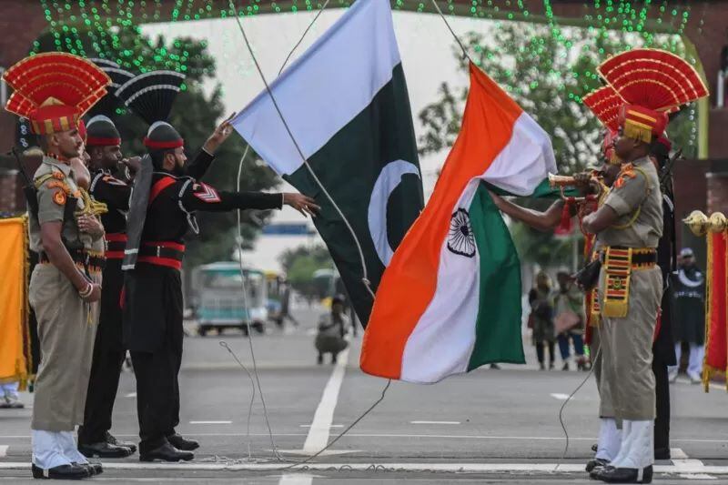 La violencia no es el único legado de la partición: cada tarde desde 1959, tropas indias y pakistaníes celebran la ceremonia de bajada de banderas en el paso fronterizo de Wagah. GETTY IMAGES