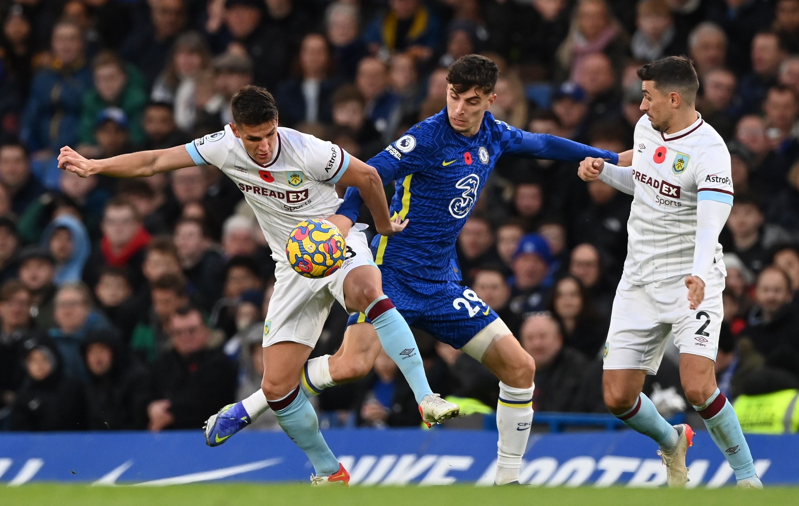 Chelsea empató ante Burnley en Stamford Bridge y recortó su ventaja de puntos como líder de la Premier