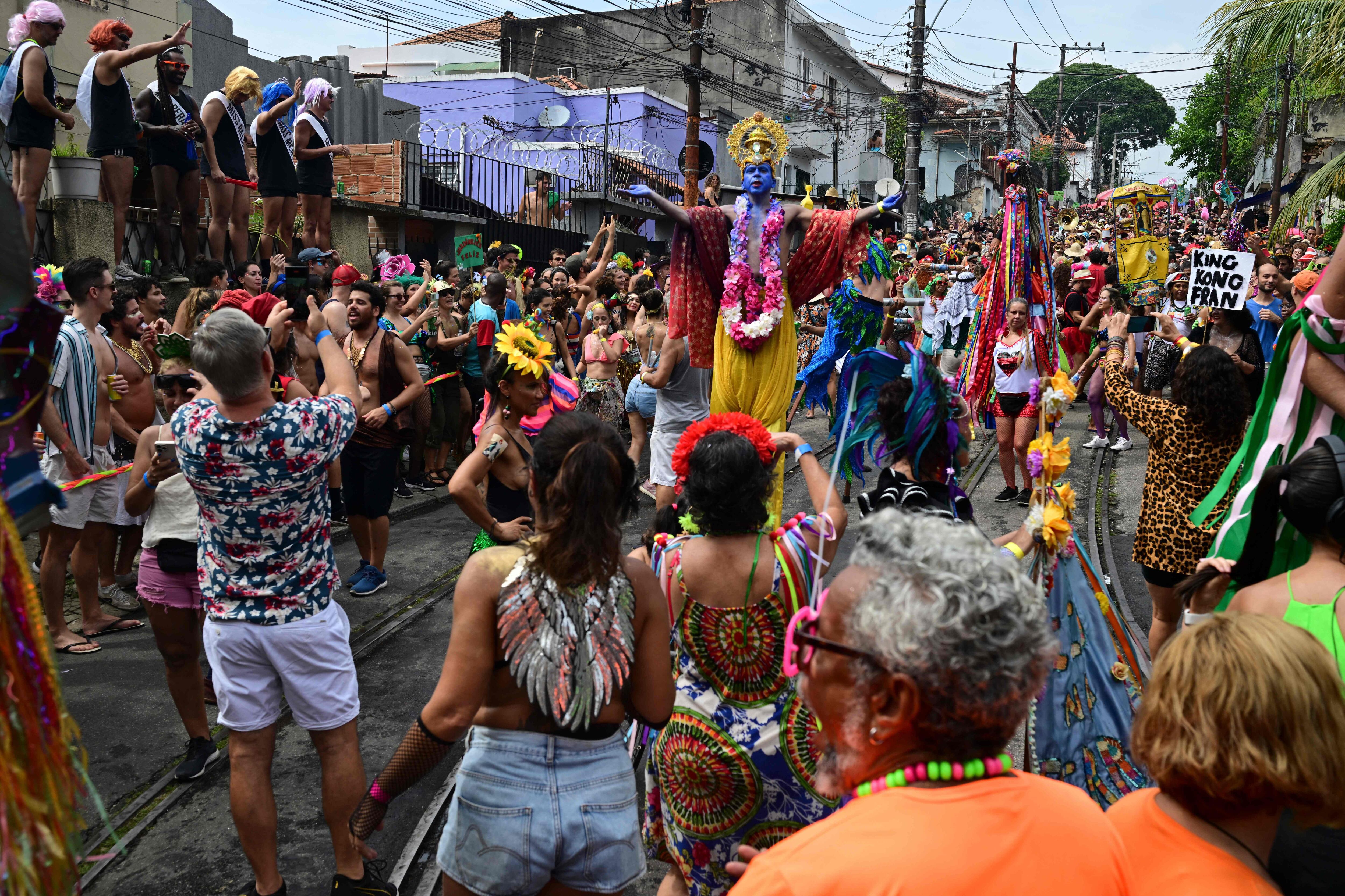 Los juerguistas participan en el desfile del grupo "bloco" del carnaval callejero 'Ceu a Terra' en el barrio de Santa Teresa en Río de Janeiro, Brasil, el 4 de febrero de 2024. Cientos de 'blocos' tradicionales desfilarán en el período previo al mundial anual de Brasil Carnaval de renombre. (Photo by Pablo PORCIUNCULA / AFP)
