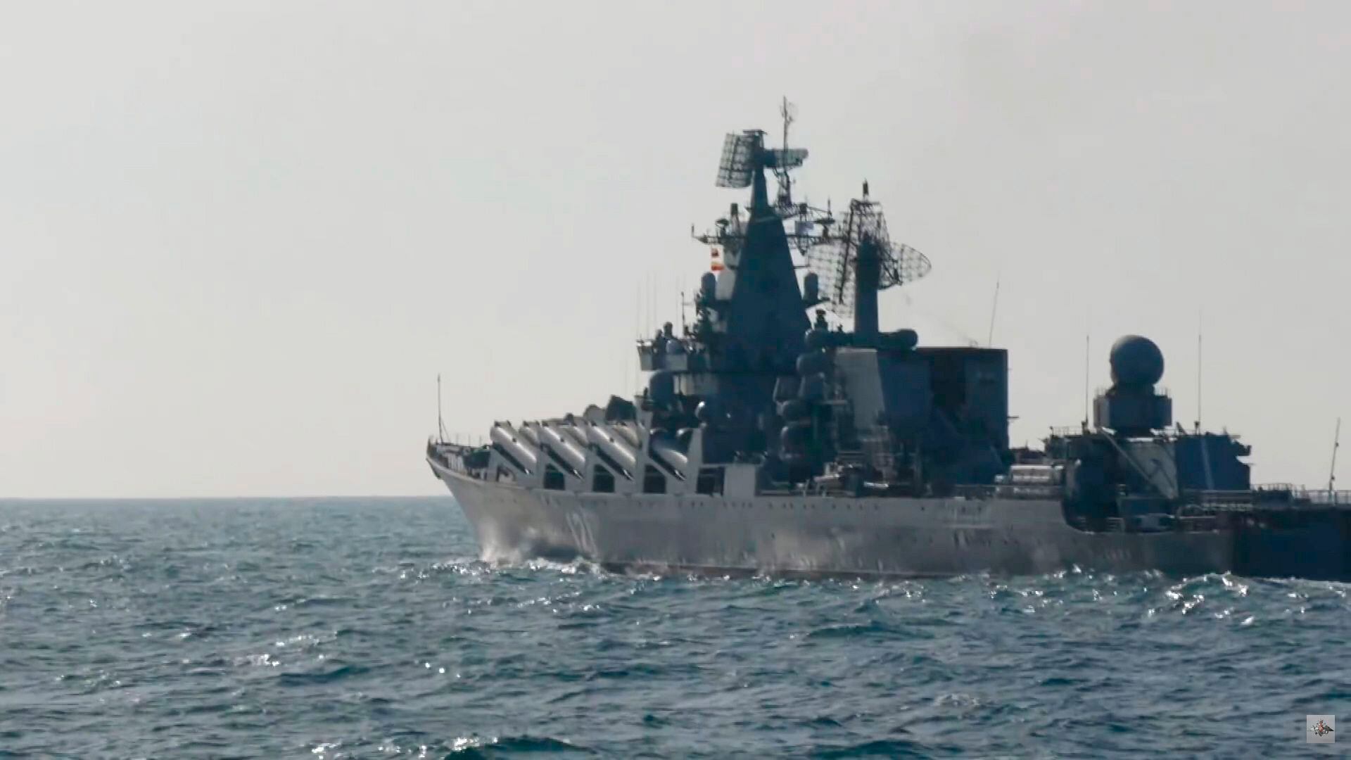 Imagen capturada de un video difundido el pasado mes de febrero por el ministerio de Defensa ruso del crucero y buque insignia de la armada de Rusia en el Mar Negro, el "Moskva". EFE/EPA/RUSSIAN DEFENCE MINISTRY/HANDOUT 