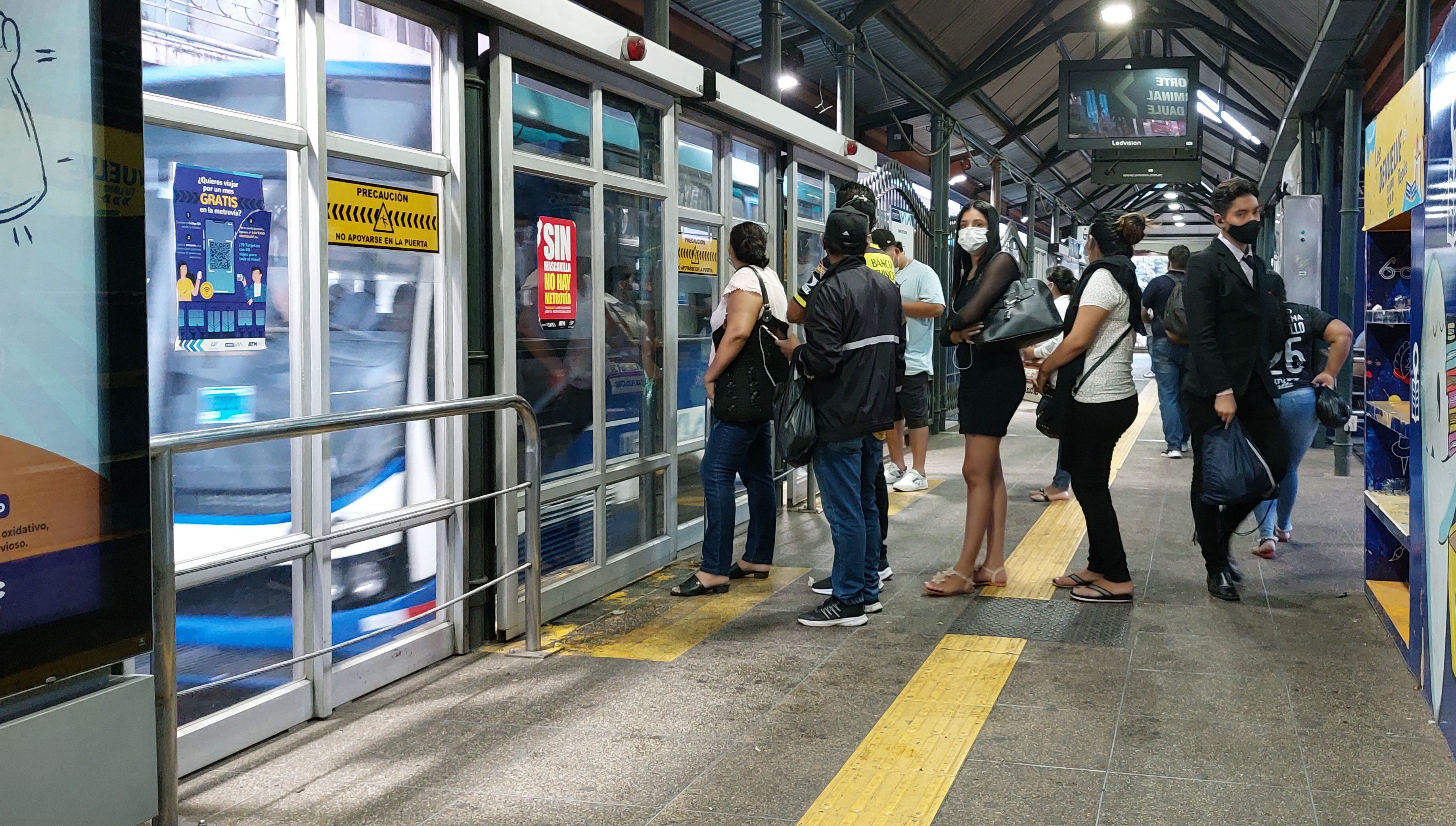 La Metrovía todavía no logra llevar ni a la mitad de los pasajeros que movía antes de la pandemia.  Foto: José Beltrán