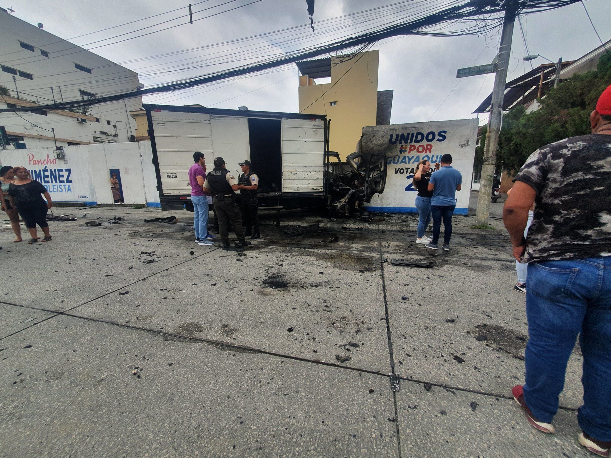 Camión se incendia e impacta en sector de Kennedy Norte 