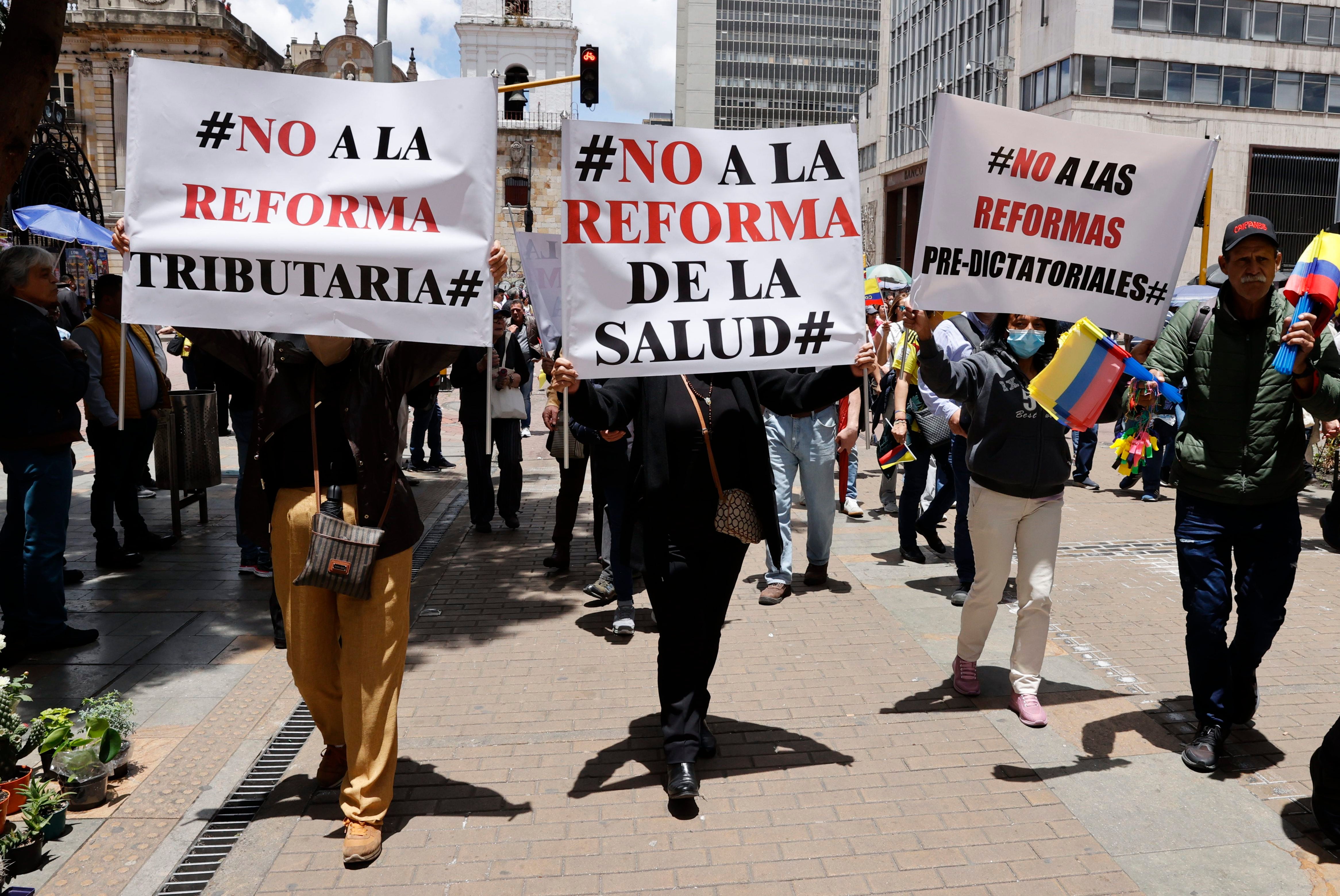 Vamos por mal camino”, una de las frases recurrentes en marcha contra  administración de Gustavo Petro en Colombia | Internacional | Noticias | El  Universo