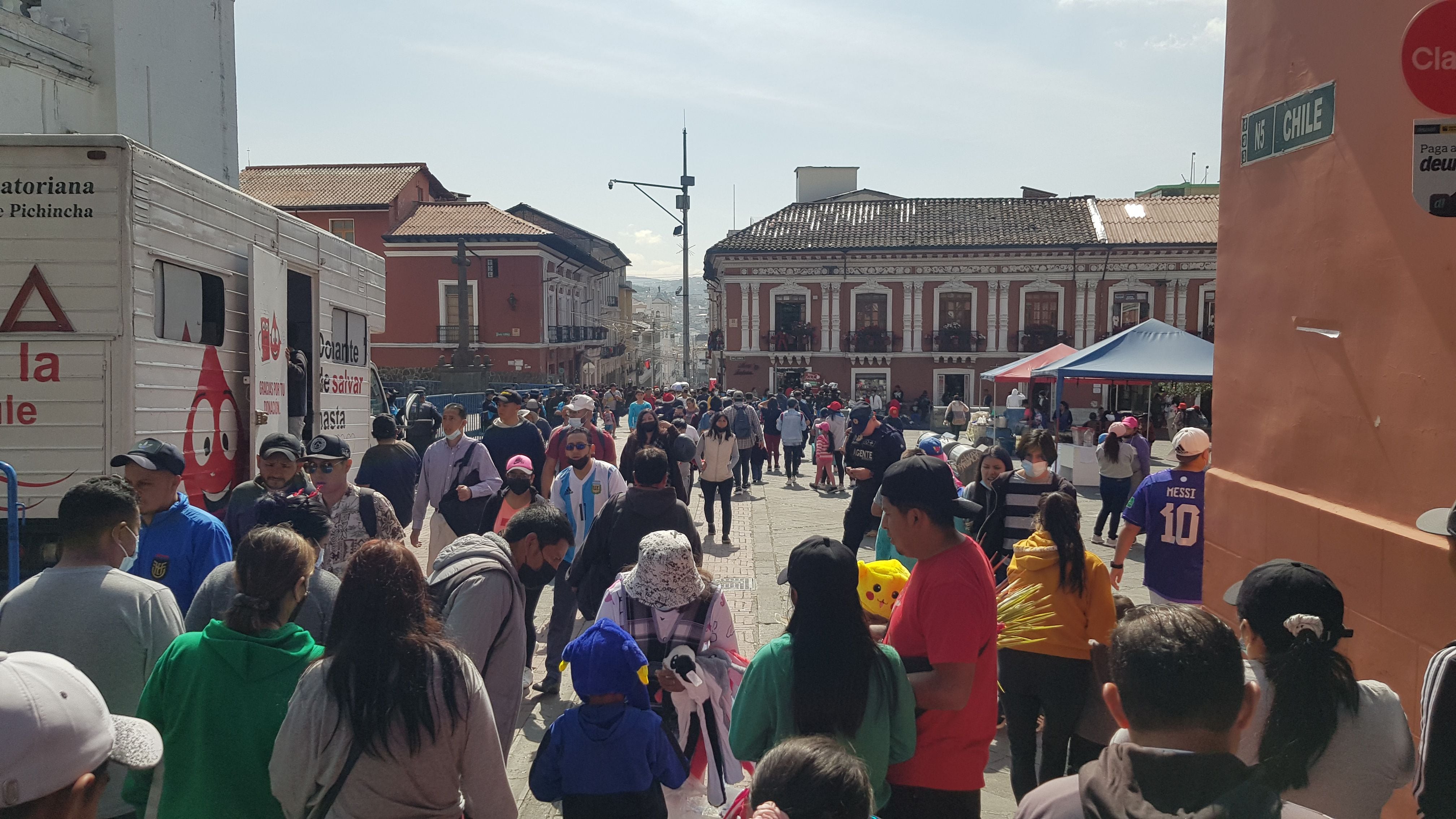 Compras navideñas de última hora complican tráfico en el centro de Quito