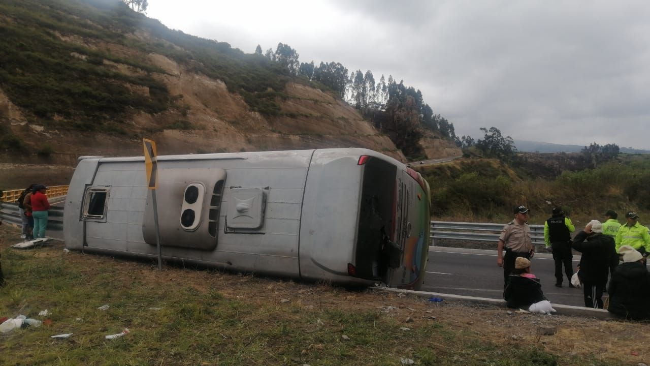 Bus de turismo que viajaba de Guayaquil a Tulcán se accidentó; hubo 15 heridos en el siniestro 