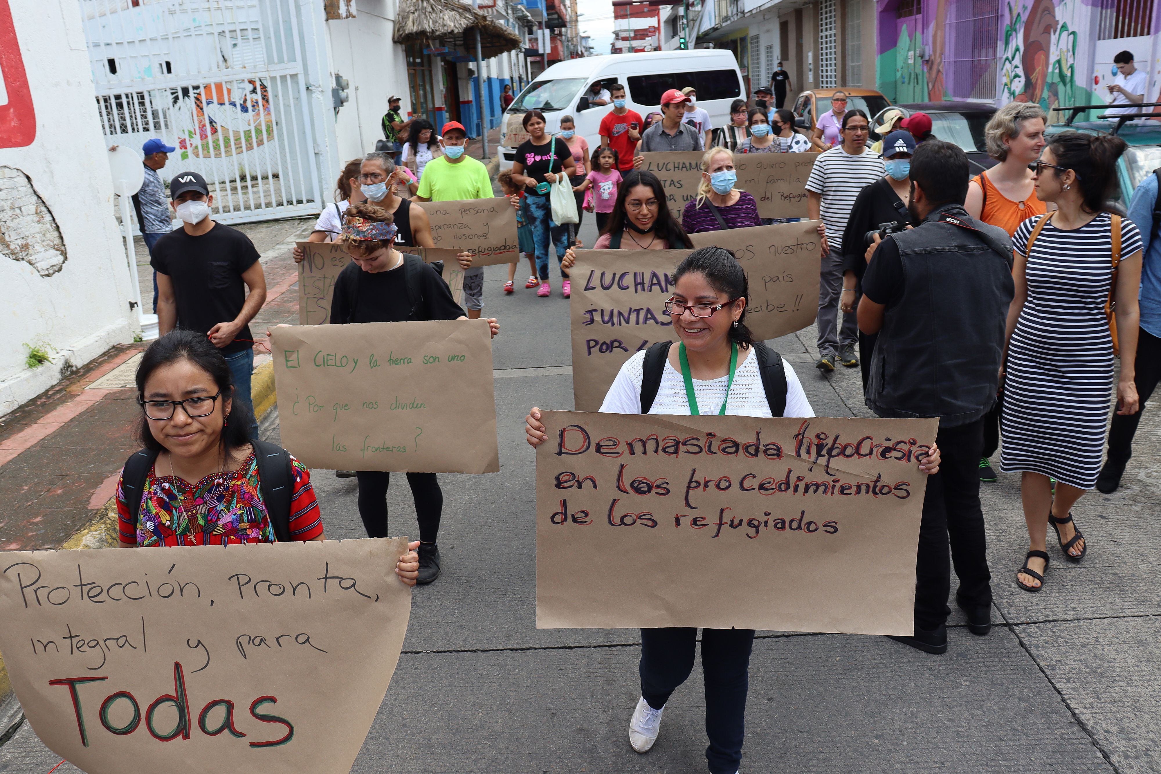 Migrantes centroamericanos marchan, hoy, en calles de la ciudad de Tapachula, estado de Chiapas (México). EFE/Juan Manuel Blanco 