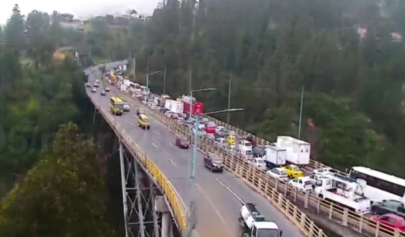 En las primeras horas de la mañana algunas vías de Quito soportan alta carga vehicular.