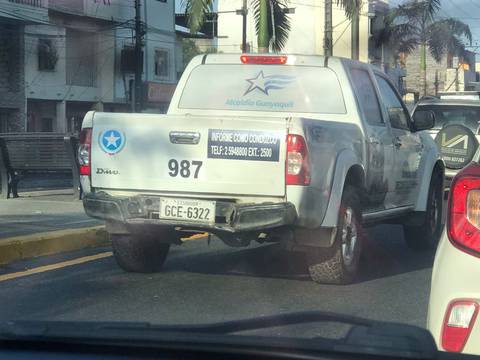 Vehículo no oficial circula con logotipos del Municipio de Guayaquil; la CSCG y ATM rastrean el automotor 