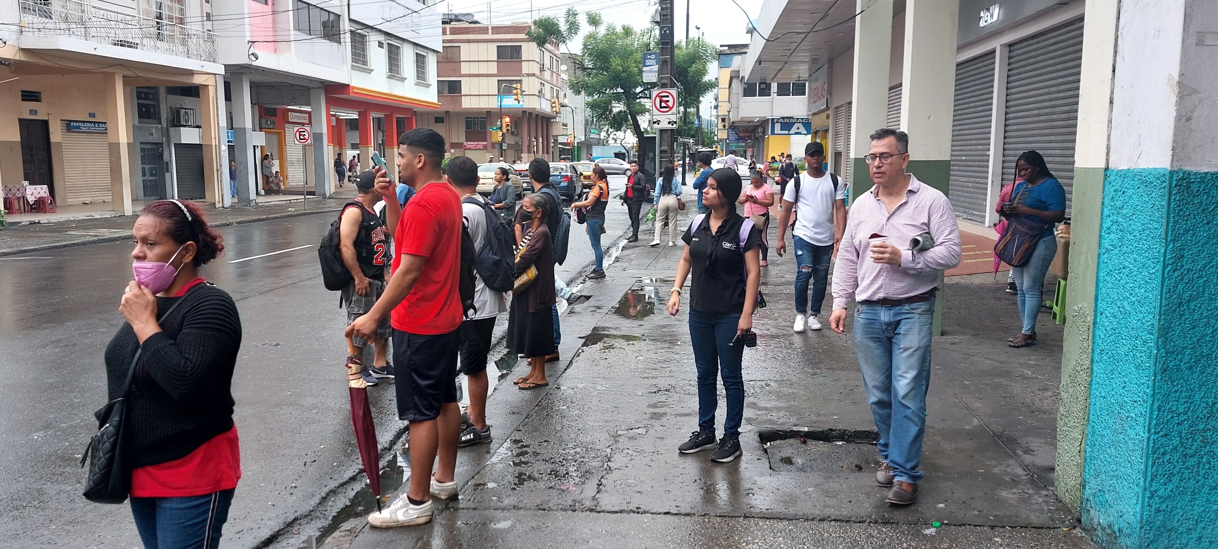 ‘Llevo una hora esperando bus y los taxis me cobran $ 10 a las Orquídeas’: ciudadanos viven peripecias por falta de buses y calles inundadas