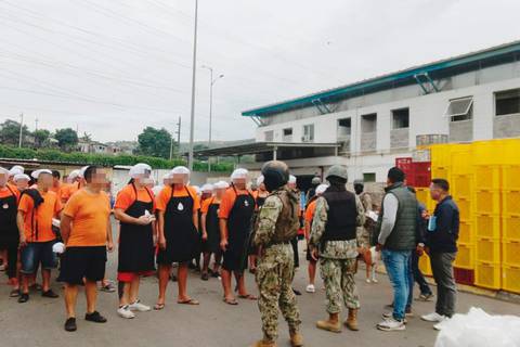 40 internos con experiencia en gastronomía hacen ‘malabares’ para alimentar a 12.500 reclusos de Guayaquil