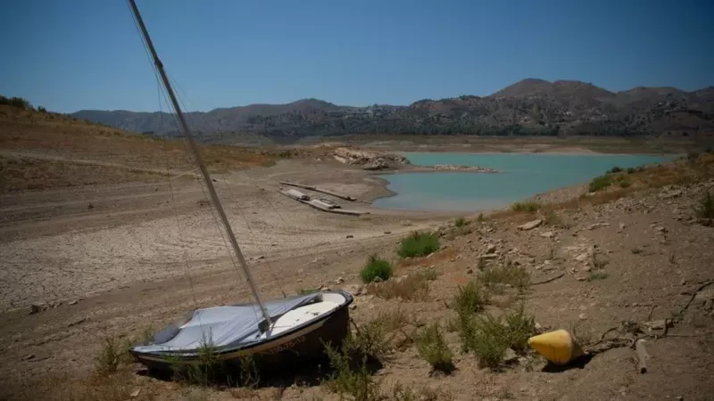 Las reservas de agua de Viñuela, cerca de Málaga, se encuentran en mínimos peligrosos. AFP VIA GETTY IMAGES
