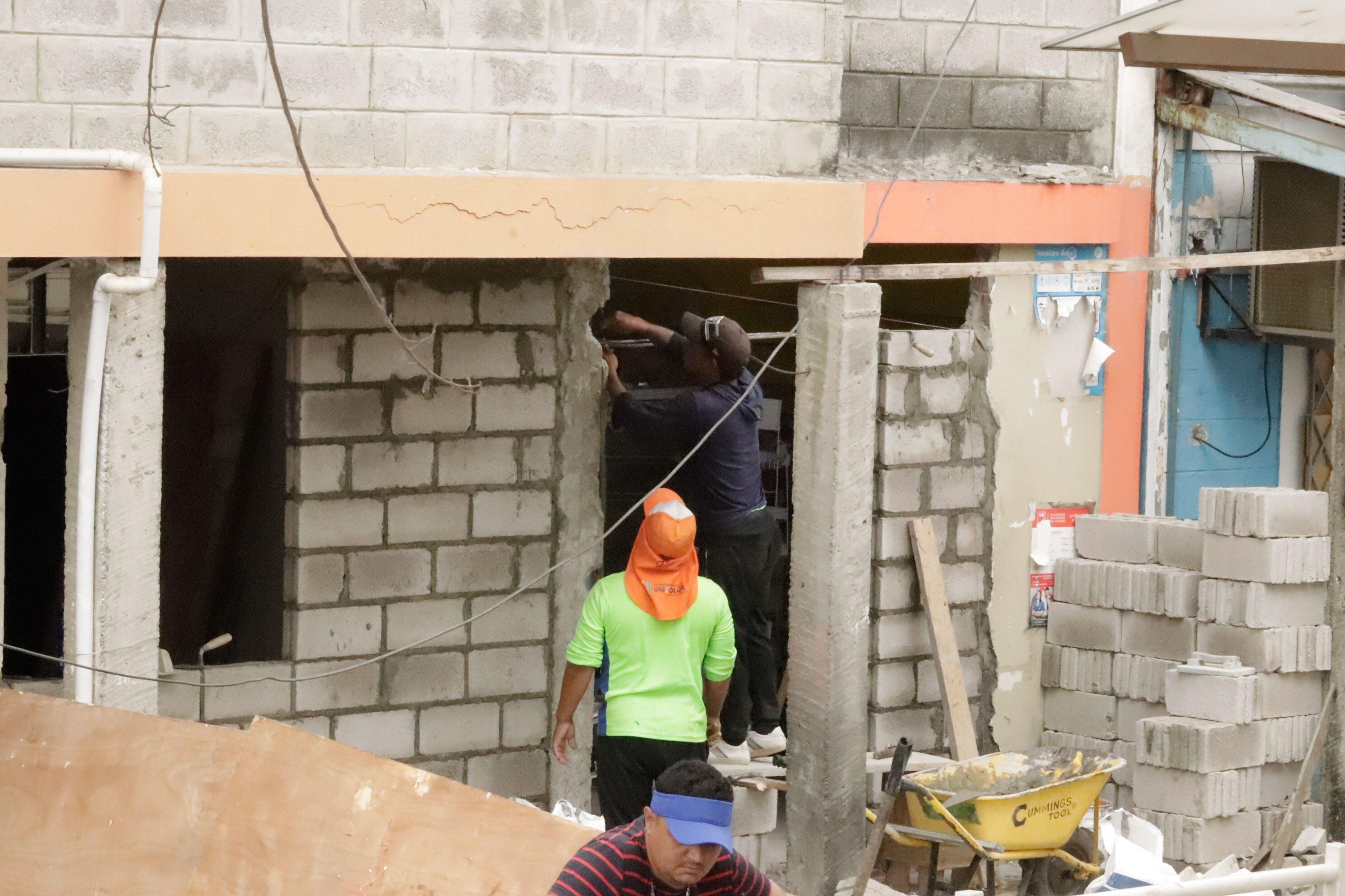 ‘Ella vio el explosivo y corrió al fondo de la casa’: tres menores que habitan junto al Municipio de Durán casi mueren en el atentado