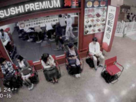 Sillas que se mueven solas: la nueva apuesta en Japón para esperar en un restaurante