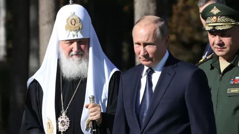 El patriarca Kirill junto al presidente de Rusia, Vladimir Putin. GETTY IMAGES