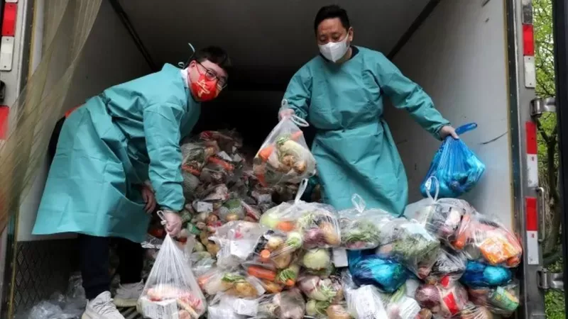 Los 25 millones de habitantes de Shangái dependen del suministro oficial de comida. Reuters
