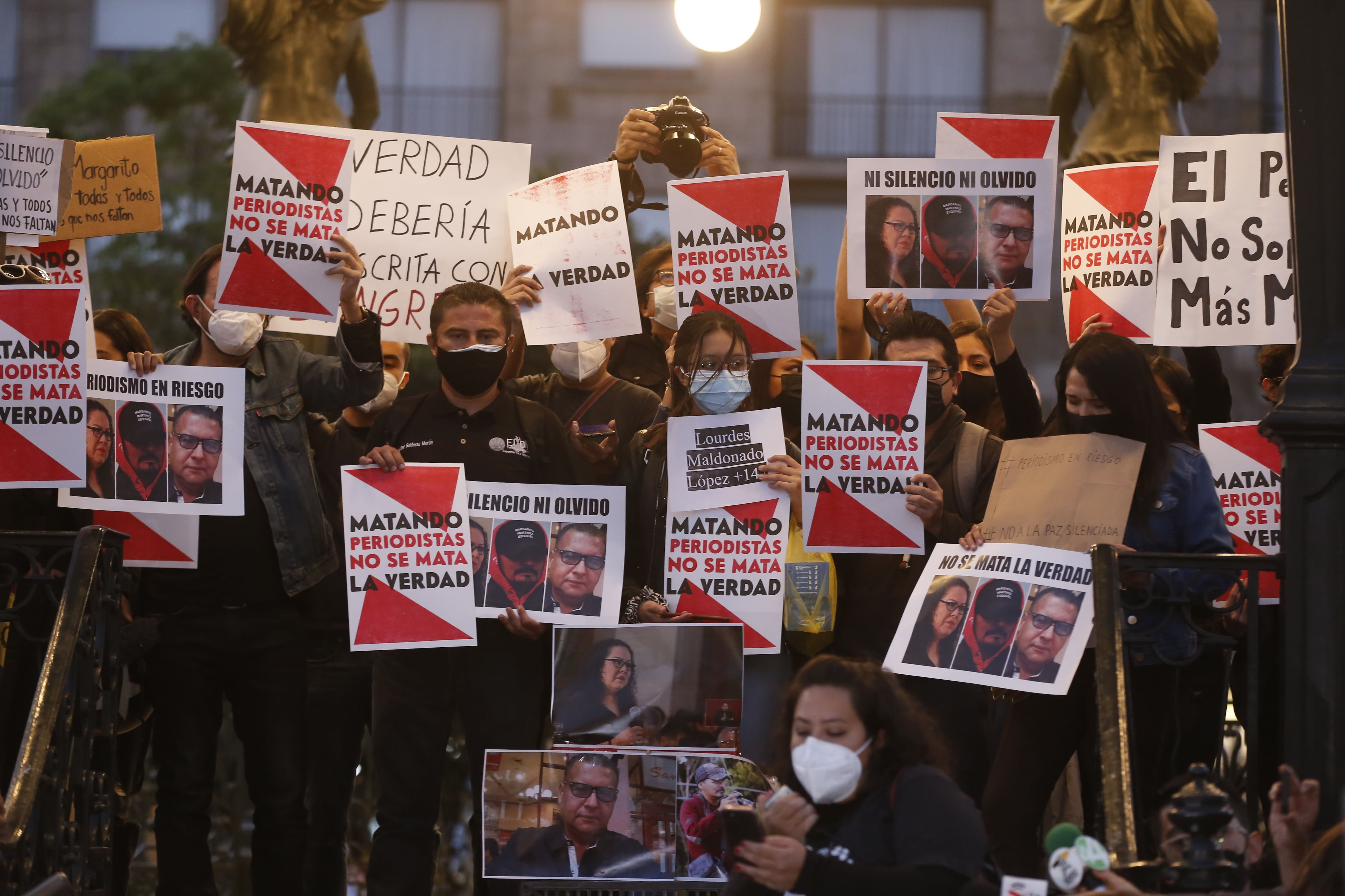 Periodistas de diferentes medios de comunicación protestan por los asesinatos de colegas, el 25 de enero de 2022, en la Plaza de Armas, en Guadalajara, estado de Jalisco (México). EFE/Francisco Guasco 