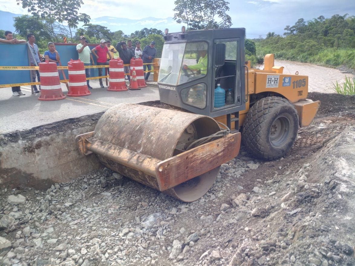 Tránsito vehicular en puente de la vía Naranjito-Bucay se habilitó al culminar trabajos en zona de socavón 