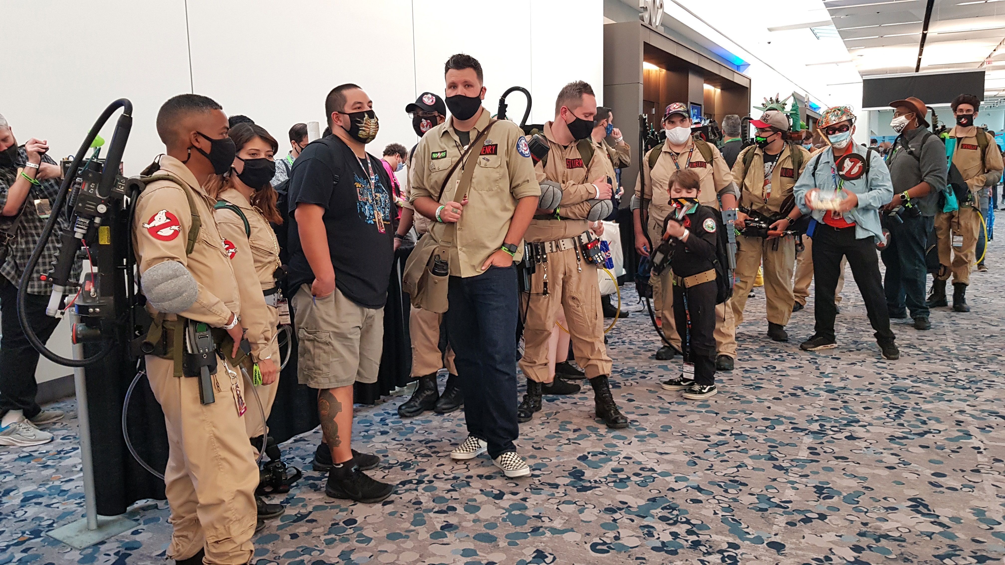 Grupos de personas disfrazadas como los protagonistas de la película "Ghostbusters" (Cazafantasmas) esperan la llegada de los actores para la proyección de la nueva cinta ayer, en el Comic-Con de Nueva York (EE.UU.). EFE/Jorge Fuentelsaz
