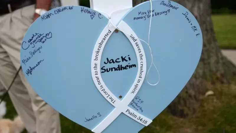 GETTY IMAGES Un cartel en forma de corazón recuerda a Jacki Sundheim.