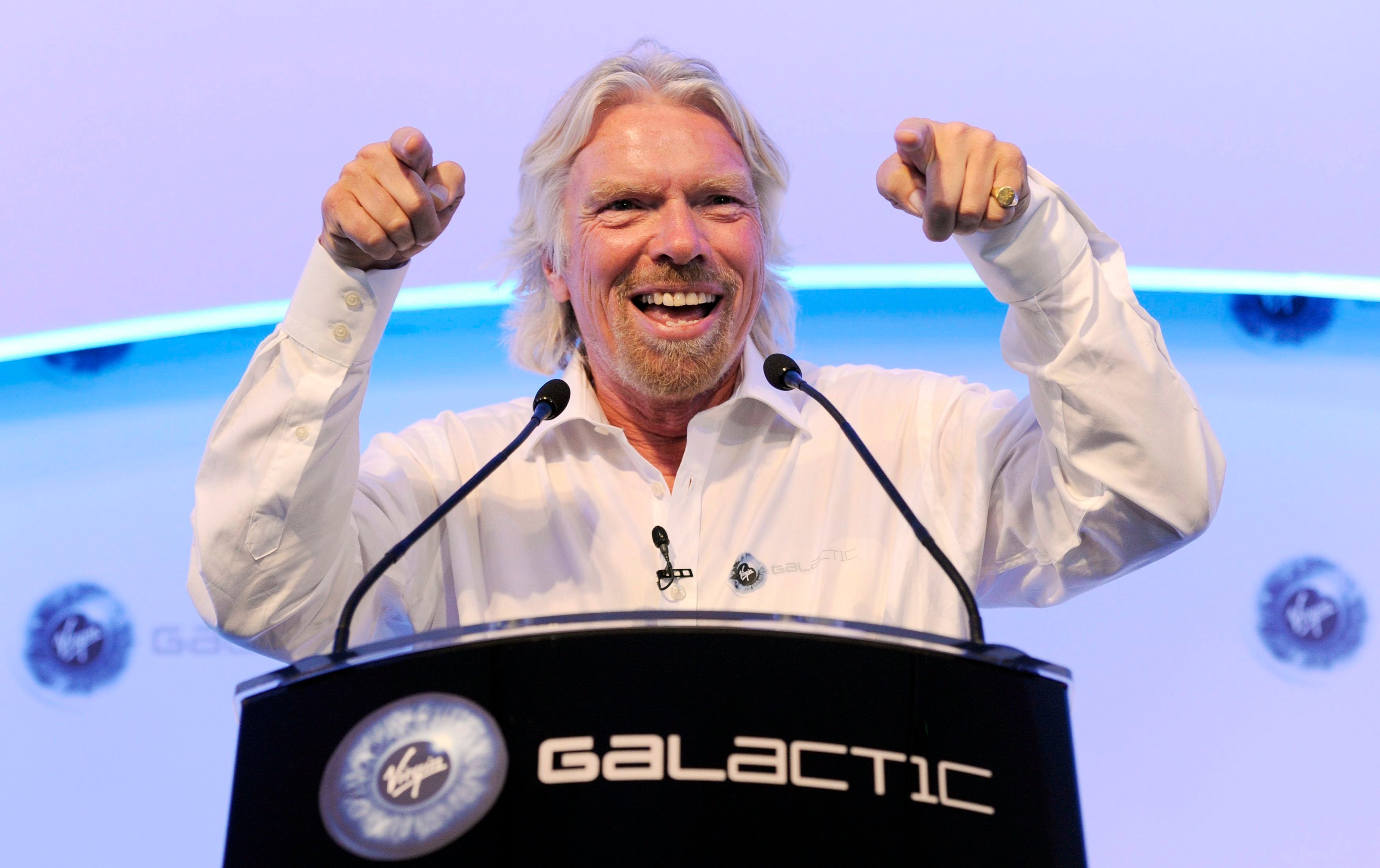 Millonario Richard Branson planea adelantarse a Jeff Bezos en su deseo de viajar al espacio
