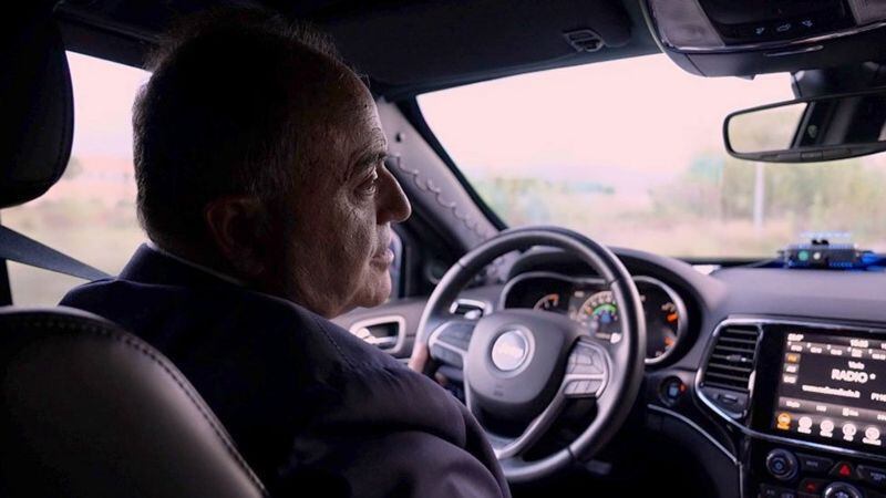 El fiscal Gratteri conduce su auto blindado, pero el mismo es seguido en todo momento por varias patrullas policiales.
