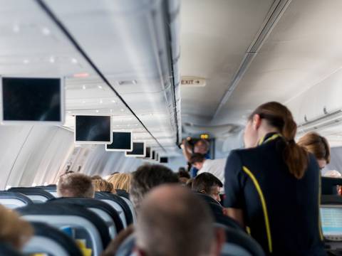 ¿Manos de seda? Señalan a hombre de robar más de 20.000 dólares a tres pasajeros en un vuelo que iba de Vietnam a Singapur