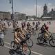 Ciclistas desnudos pedalearon por Ciudad de México para promover el uso de las bicicletas