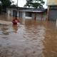 Colchones alzados y agua hasta la cintura: el escenario en zonas periféricas de Guayaquil después de la lluvia de la madrugada 