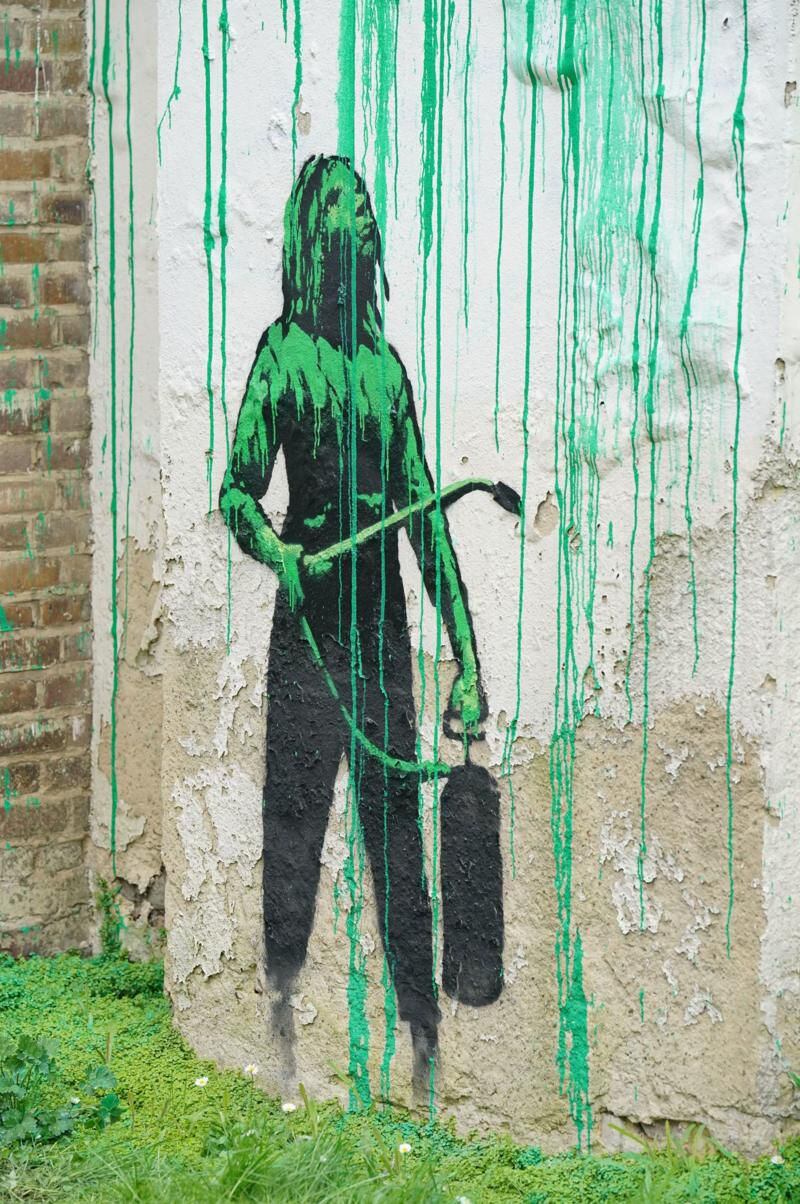 El mural presenta todas las características de los trabajos de Banksy.