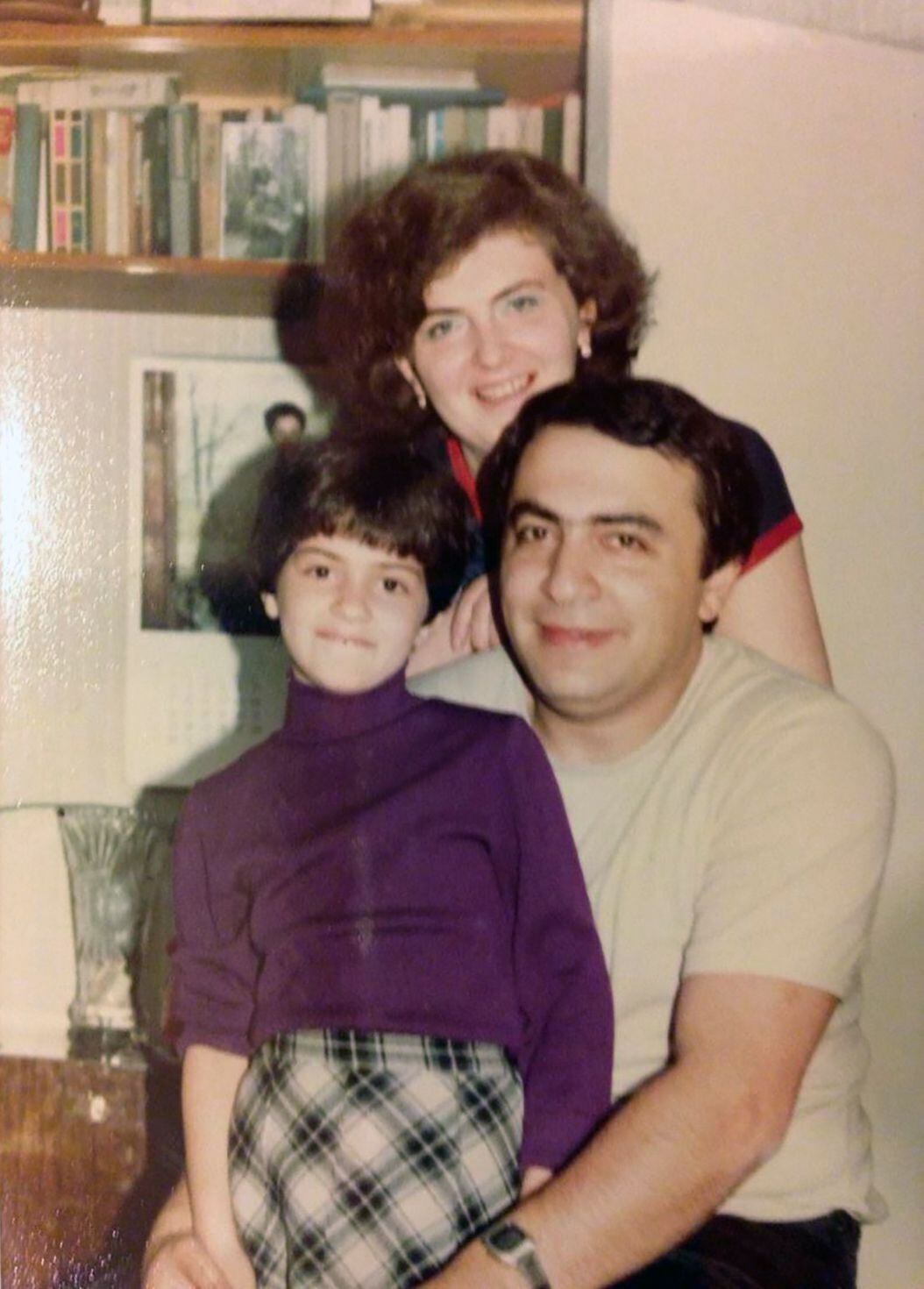 Alona Cherkassky con su madre, de origen ruso, y su padre, proveniente de Ucrania, en 1982. Cherkassky creció en Moscú, pero pasó muchos veranos en Odesa, Ucrania. (Vía The New York Times).