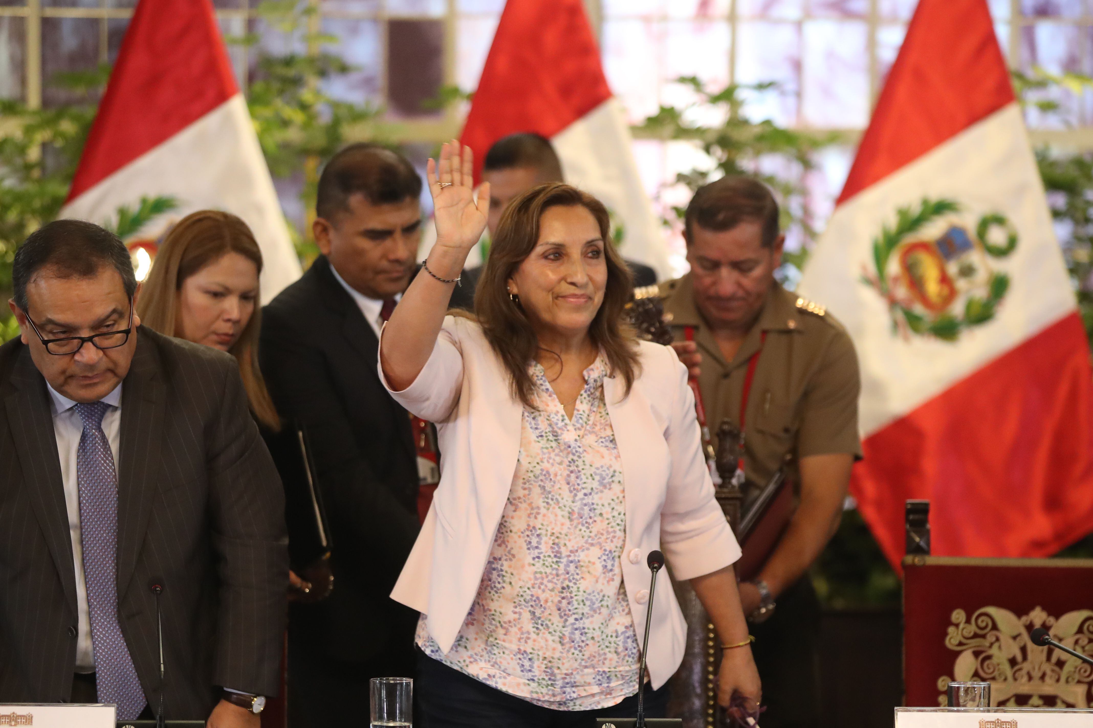 La presidenta de Perú, Dina Boluarte, saluda previo a ofrecer una rueda de prensa hoy, en el Palacio de Gobierno de Lima (Perú). EFE/ Paolo Aguilar 
