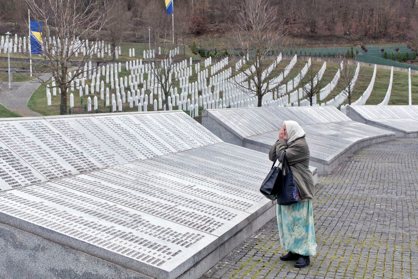 Una mujer reza en el centro conmemorativo de Potocari para las víctimas del genocidio de Srebrenica en Potocari, Bosnia y Herzegovina, el miércoles 20 de marzo de 2019. Foto: AP/Marko Drobnjakovic