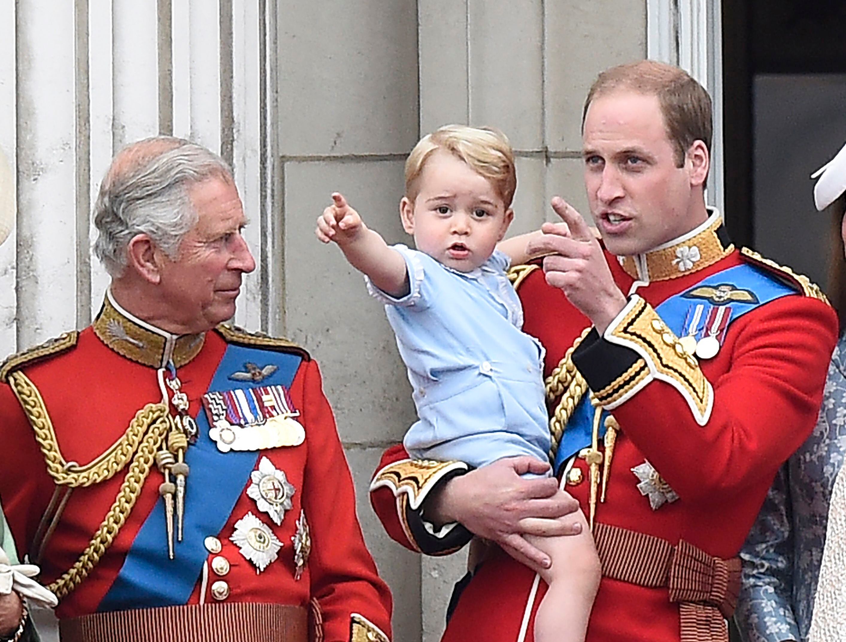 Foto de archivo del 2015 del ahora rey Carlos y sus herederos, Guillermo, el príncipe de Gales y su hijo el príncipe Jorge.
