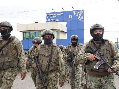 Noboa firma decreto para que militares  realicen control de armas en los ingresos de las cárceles