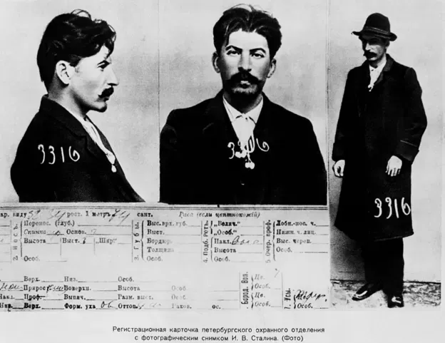 Tarjeta de información sobre Stalin, de los archivos de la policía secreta zarista en San Petersburgo.