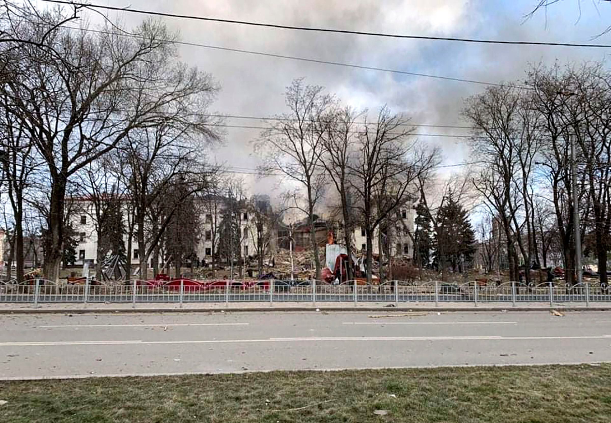 Así quedó el teatro de Mariupol, bombardeado por las tropas rusas el 16 de marzo. EFE/EPA/Donetsk Regional Civil-Military HANDOUT 