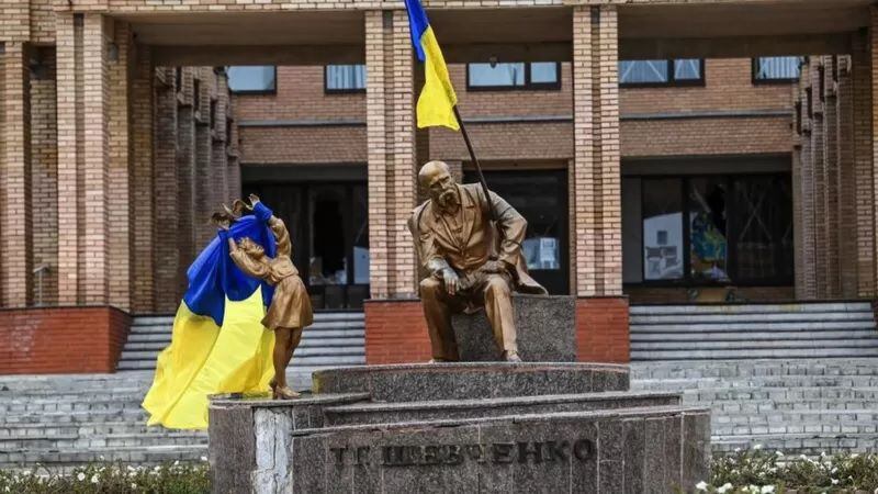 Banderas ucranianas fueron colocadas en estatuas en una plaza en Balakleya, en la región de Járkov, en Ucrania. GETTY IMAGES
