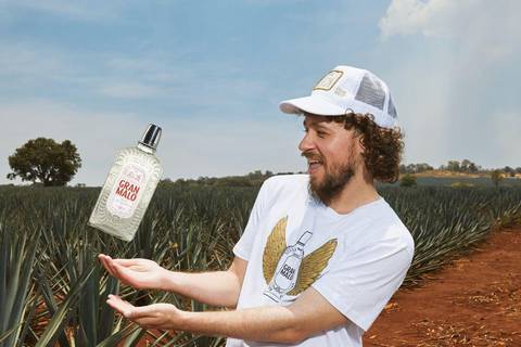 Luisito Comunica comparte con ‘influencers’ ecuatorianos por el lanzamiento de su tequila Gran Malo