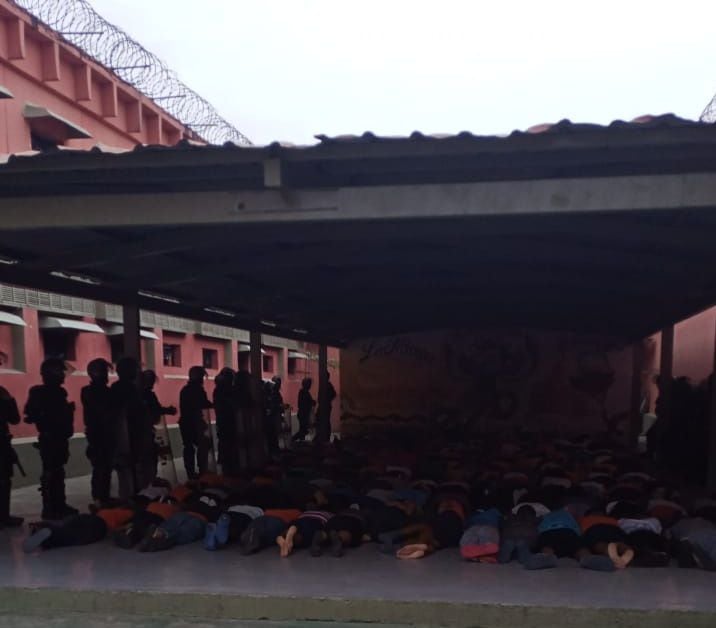 Doce tacos de dinamita, una granada y tres armas de fuego decomisan en cárcel de Guayaquil