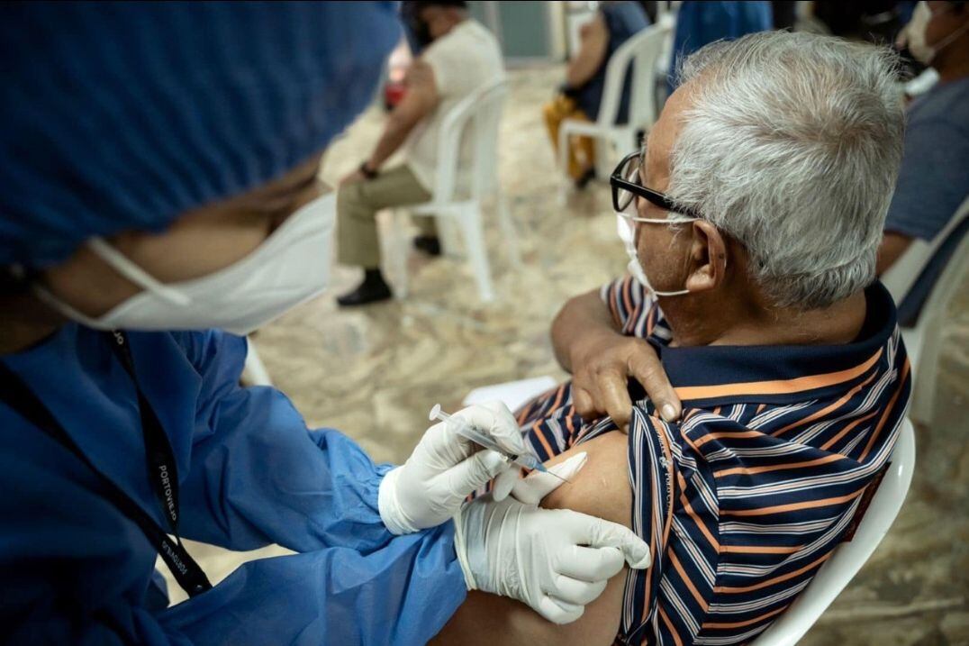 En Portoviejo, siete de cada diez habitantes ya se vacunaron con dosis contra COVID-19; en Santo Domingo hubo ausentismo en centros de vacunación