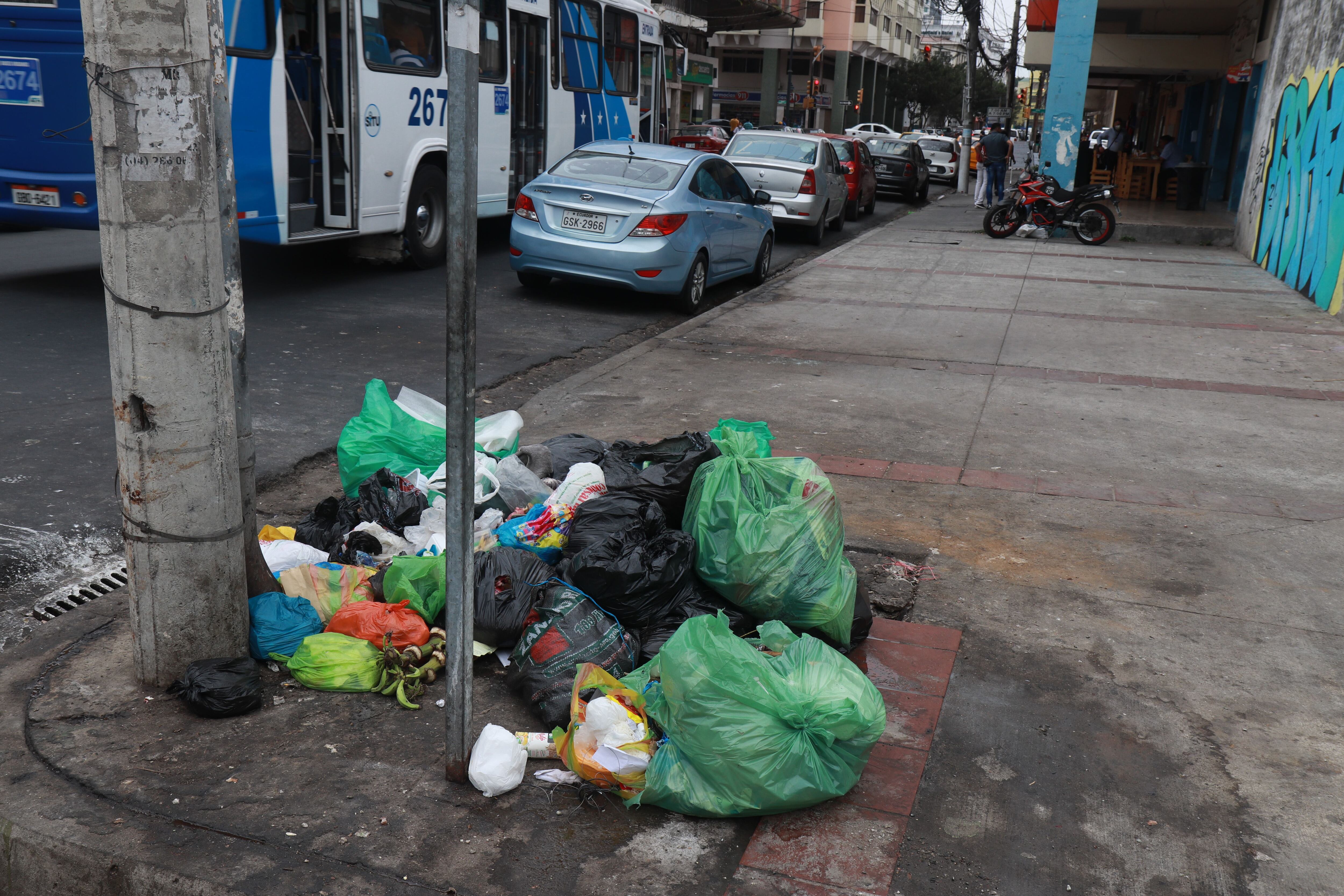 La mala disposición de la basura es uno de los problemas comunitarios que más afecta a la vecindad en Guayaquil, como ocurre en zonas céntricas. Foto: Ronald Cedeño