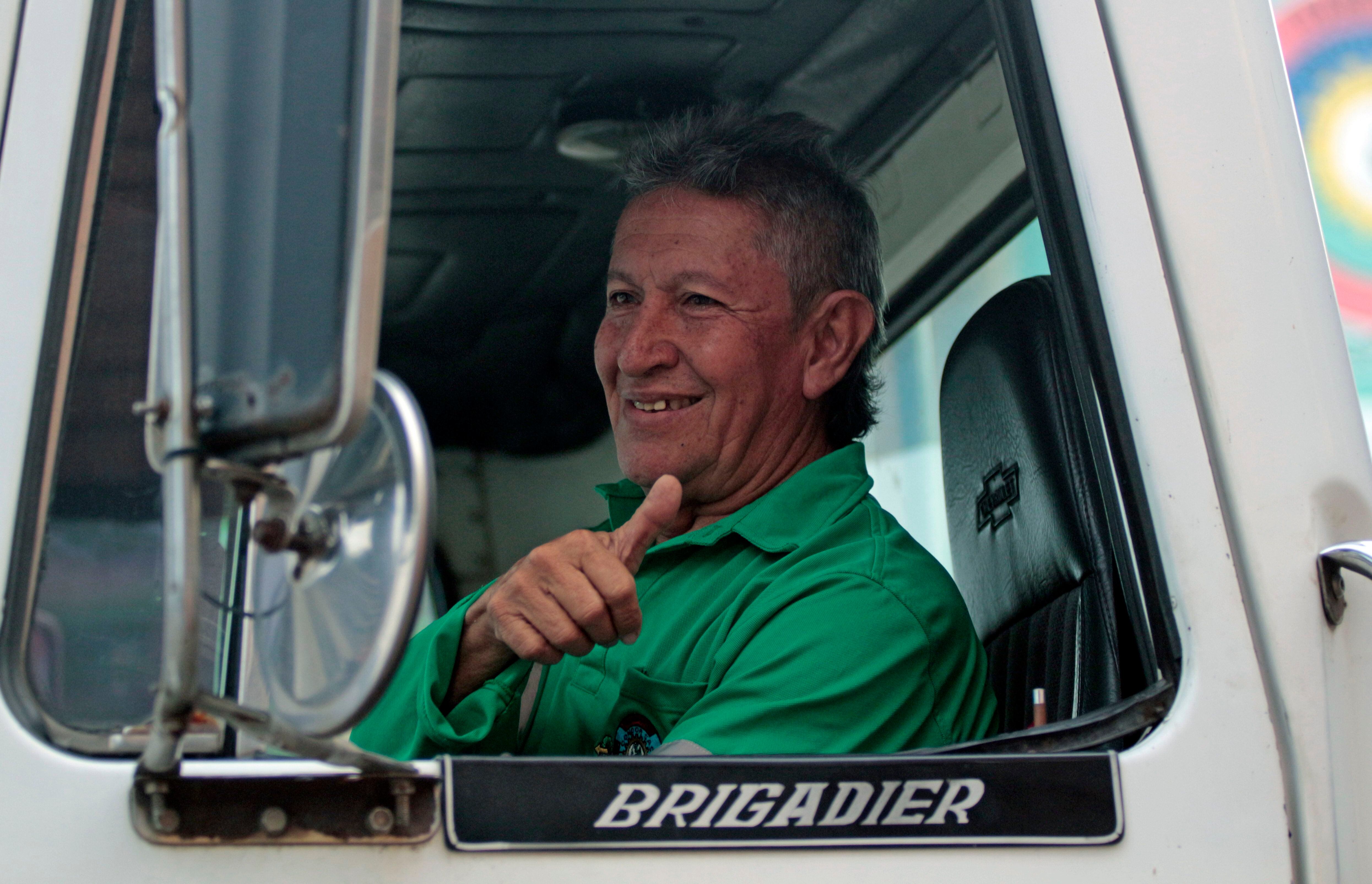 Un conductor saluda desde uno de los camiones que cruzaran a Venezuela durante la apertura de la frontera hoy en Cúcuta (Colombia). EFE/Mario Caicedo 