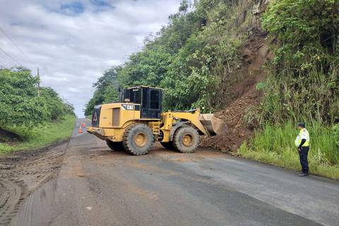 Habilitan la vía Jipijapa-Puerto Cayo luego de cierre obligado por deslizamiento 
